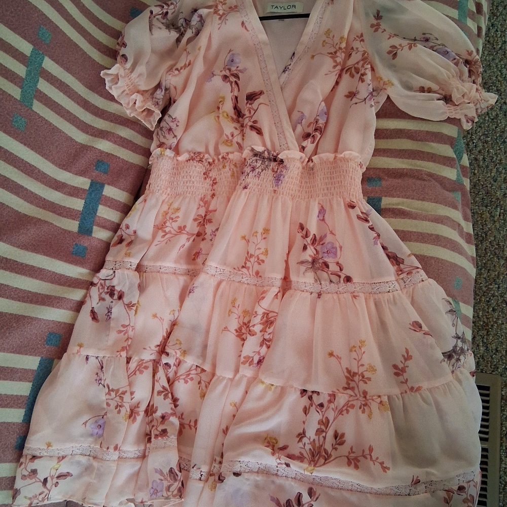 Taylor Pink Floral V-Neck Dress - Picture 3 of 6